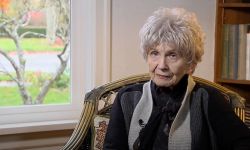 ظلتْ وفيةً للقصة القصيرة ونالت نوبل.. رحيل الكاتبة الكندية آليس مونرو